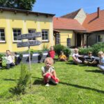 Zdjęcie grupowe w ogródku