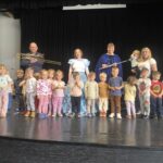 Żuczki na wielkiej scenie z aktorami