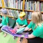 Żuczki ogladają książeczki