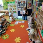 Żuczki ogladaja obrazki związane z teatrem