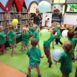 Żuczki podrzucają balony ze zwierzątkami