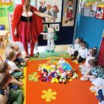 Żuczki skupione na prezentacji marionetki