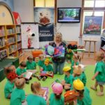 Żuczki słuchaja ciekawostek o kosmosie