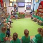 Żuczki słuchaja wierszy o zwierzatkach