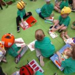 Żuczki zapoznaja sie z bajeczkami