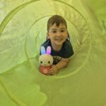 chłopiec przechodzi przez tunel