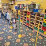 chłopiec wraz Alilo biegnie slalomem