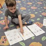 chłopiec wskazuje zwierzątko na obrazku