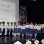 Dzieci śpiewają piosenkę