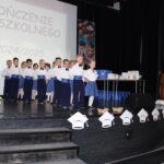 Dzieci tańczą poloneza