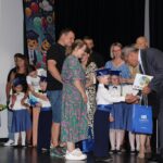 Kostek odbiera dyplom