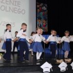 Przedszkolaki tańczą poloneza