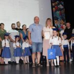 Rodzice z dzieckiem odbierają dyplom