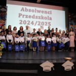 Zdjęcie grupowe Stokrotek i Krasnoludków
