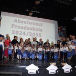 Zdjęcie grupowe dzieci i rodziców z oddziału Motylków