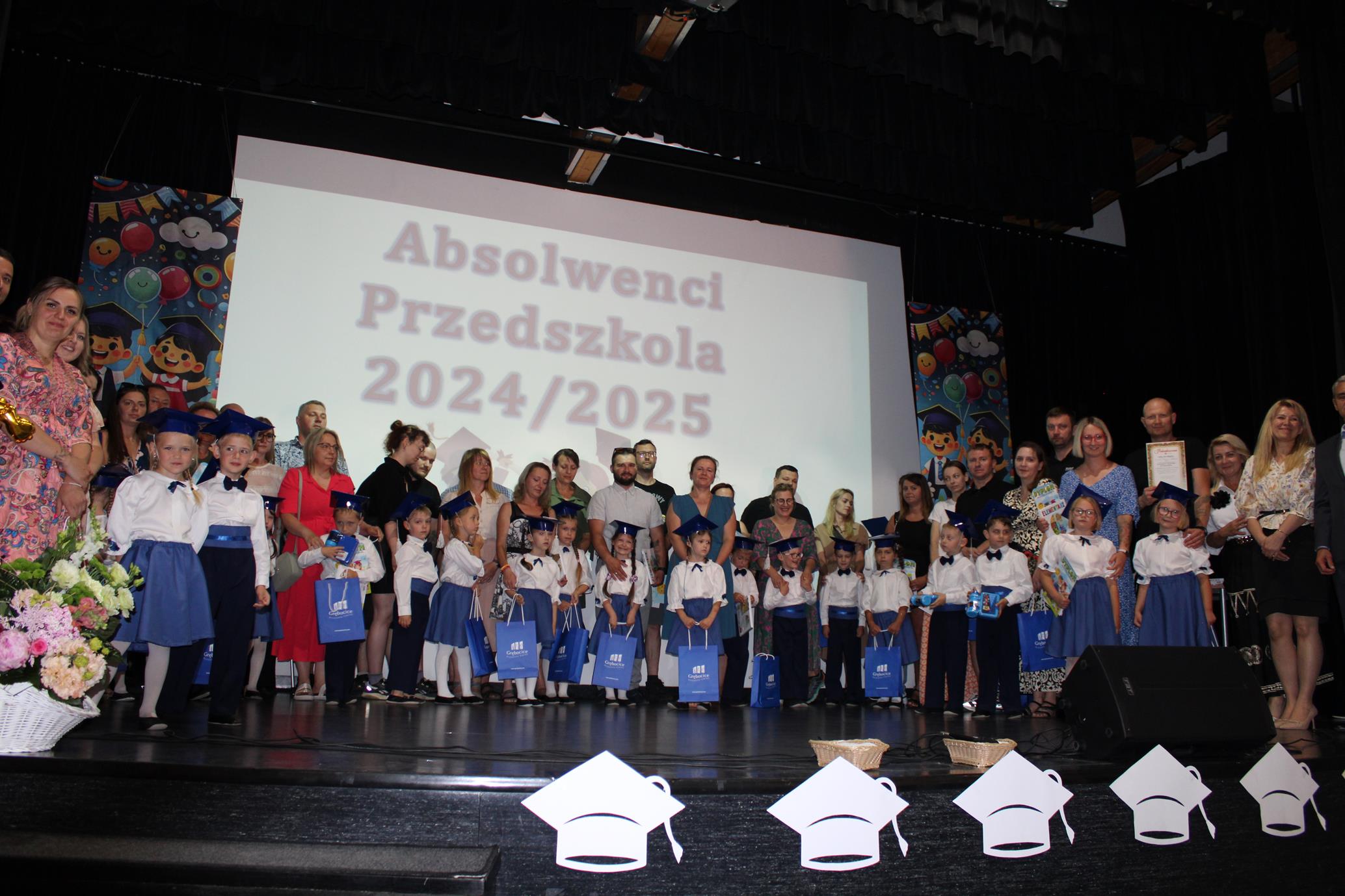 Zdjęcie grupowe dzieci i rodziców z oddziału Motylków