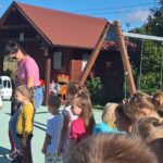 dzieci witają absolwentów przedszkola