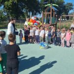 dzieci witają absolwentów przedszkola