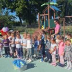 dzieci witają absolwentów przedszkola