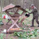 leśniczy dokarmia zwierzęta