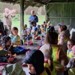 dzieci jedzą posiłek