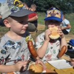 Chlopcy-jedza-kielbaske