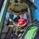 Chlopcy-siedza-w-nowej-generacji-traktorze