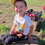 Chlopiec-zajada-sliwki