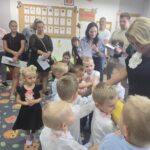 Dyrektor-przedszkola-pasuje-dzieci-z-Oddzialu-Krasnoludki