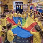 Dzieci bawią się chustą klanza