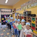 Dzieci bawią się w pociąg