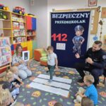 Dzieci-cwicza-przejscie-przez-pasy