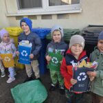 Dzieci dopasowują ilustrację pojemników do rzeczywistych pojemników