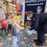 Dzieci-dziekuja-policjantowi-za-odwiedziny