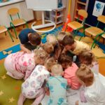 Dzieci obserwują eliksir