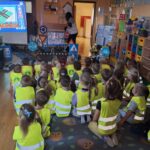 Dzieci oglądają film edukacyjny