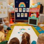 Dzieci oglądają teatrzyk o emocjach