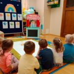 Dzieci podczas teatrzyku Tęczy Emocji