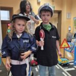 Dzieci przebrane w strój policji