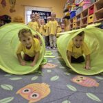 Dzieci przechodzą przez tunel