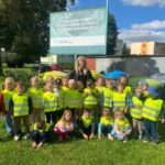 Dzieci przed punktem selektywnego zbierania odpadów komunalnych