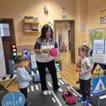 Dzieci przedstawiają scenkę tu nie wolno grać w piłkę