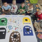 Dzieci segrgują odpady
