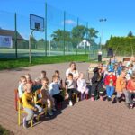 Dzieci-ogladaja-wyposazenie-karetk