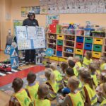 Dzieci słuchają prowadzących