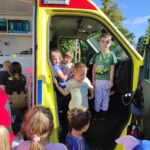 Dzieci-ogladaja-wyposazenie-karetk