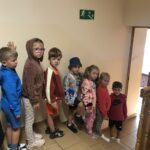 Dzieci wychodzą drogą ewakuacyjna