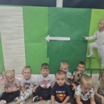 Dzieci z Oddziału Krasnoludki wykonują żywą scenkę ze znakiem wyjścia do drzwi ewakuacyjnych