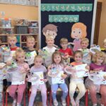 Dzieci z oddziału Biedronek z pracami plastycznymi