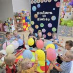 Dzieci z oddziału Krasnoludki odbijają paluszki na balonach